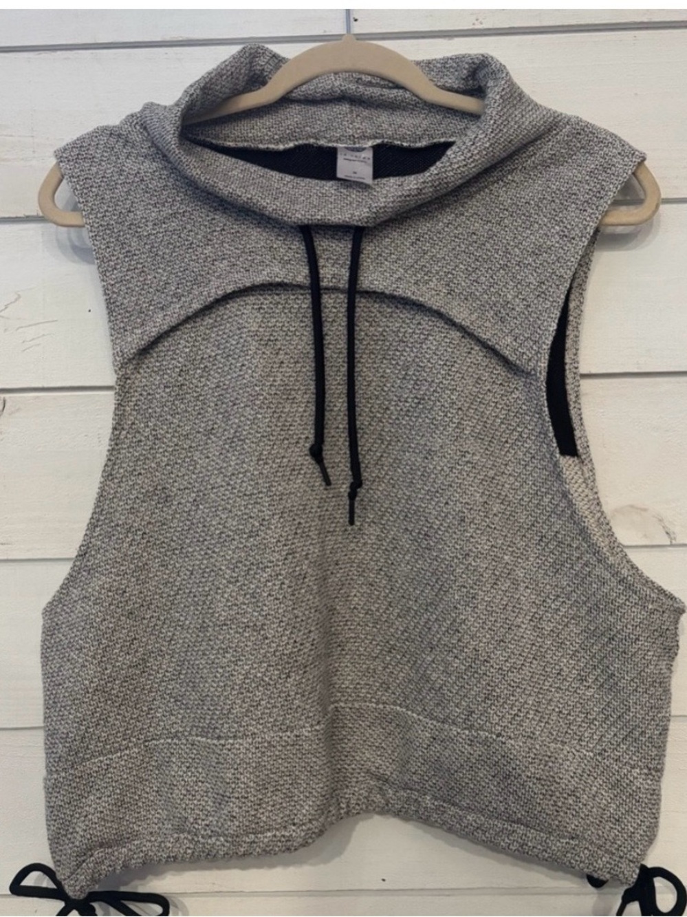Te Verde cowl neck knit athletic vest Size Medium. Great condition!